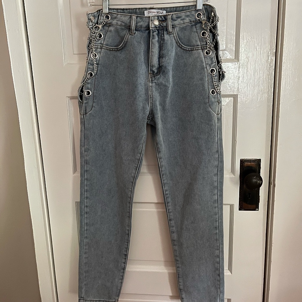 Light wash side criss-cross chain mom jeans